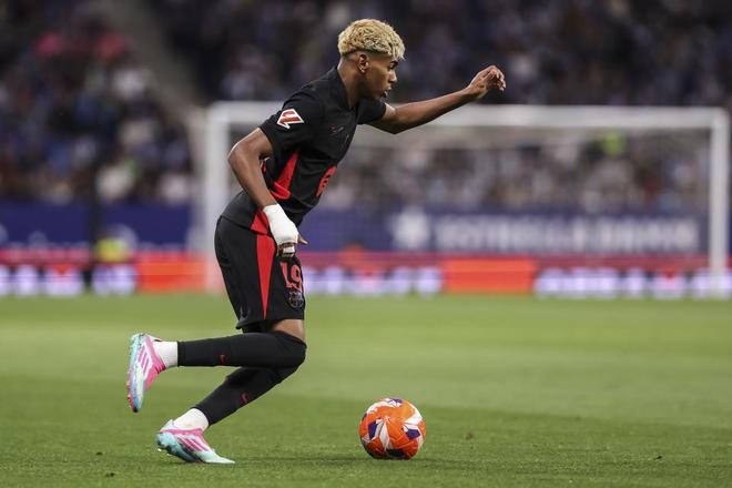 左后卫：巴尔德、坎塞洛、杰拉德·马丁、霍弗雷·托伦茨 来源：Barça Universal全部 巴塞罗那本赛季剩余赛事的防守阵容选择：