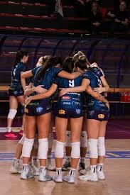 职业选手的“多线作战”：线上同时开24桌背后的注意力分配。（同时在线开24桌：职业选手的多线作战与注意力分配）