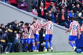 媒体晒花絮：这个球迷把握机会，场边一把抱住了詹姆斯